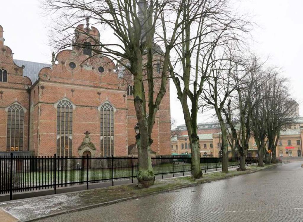 Befintlig gravsten Entré från församlingshemmet Askgravlund Jordningsyta för urnor Entré med dubbelgrindar Infart Kjellanderska graven Kyrkogården kommer att omgärdas av ett staket i svart smidesjärn