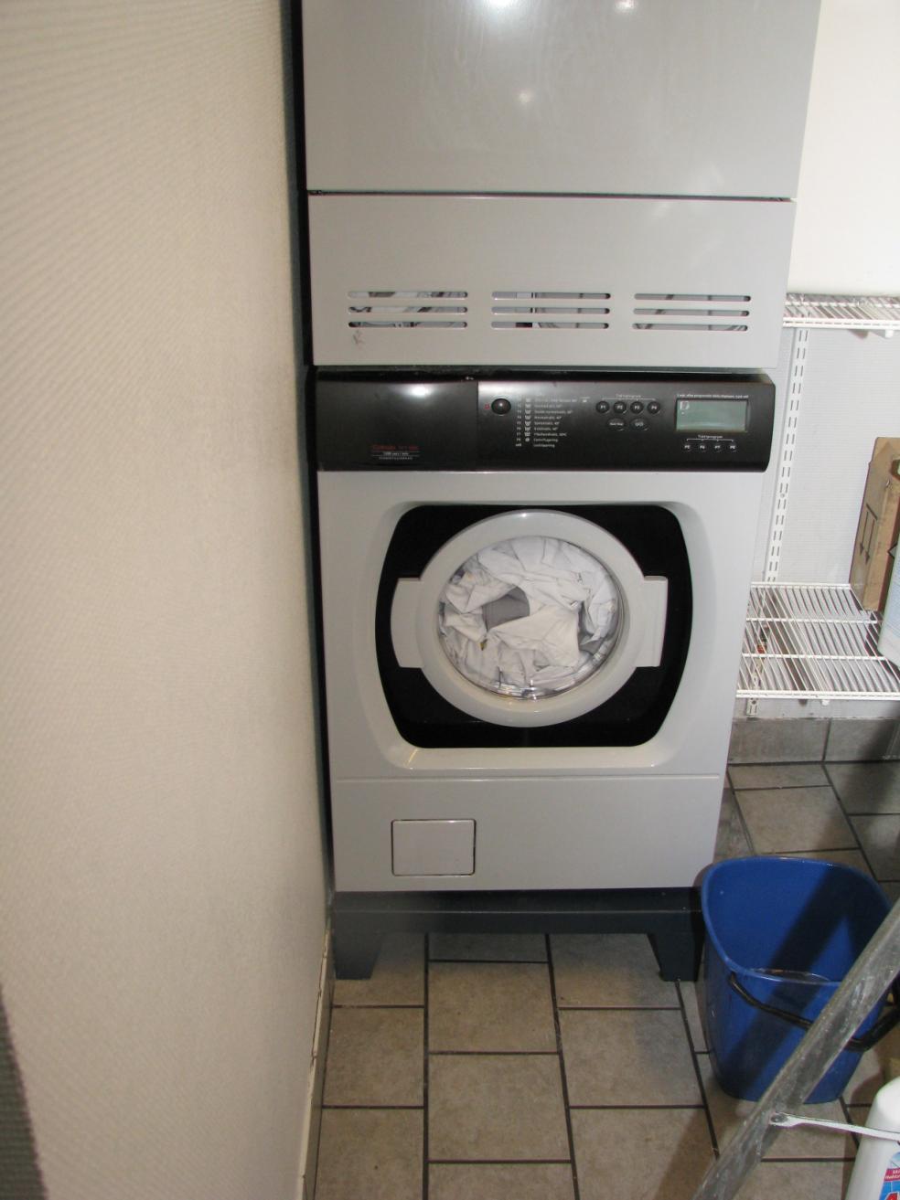 Här stod förvaringssäcken för golvmopparna. Bild 3. Bilden visar den plats i tvättstugan där förvaringssäcken var placerad.