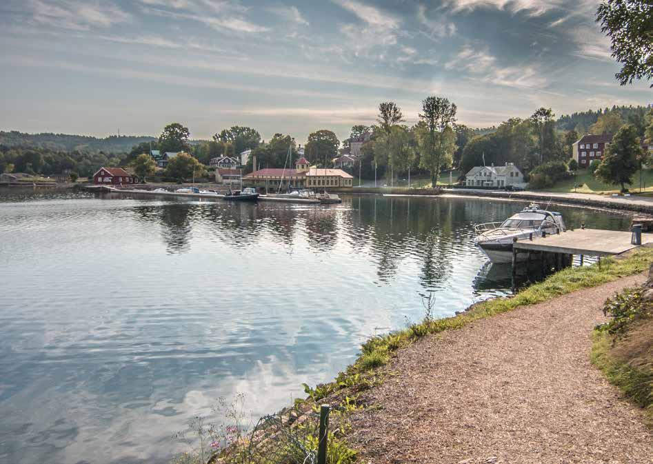 Per Gustaf Bergin/ Bohusläns museums arkiv Fotat omkring 1895 Gustafsberg Många promenerar längs Strandpromenaden till