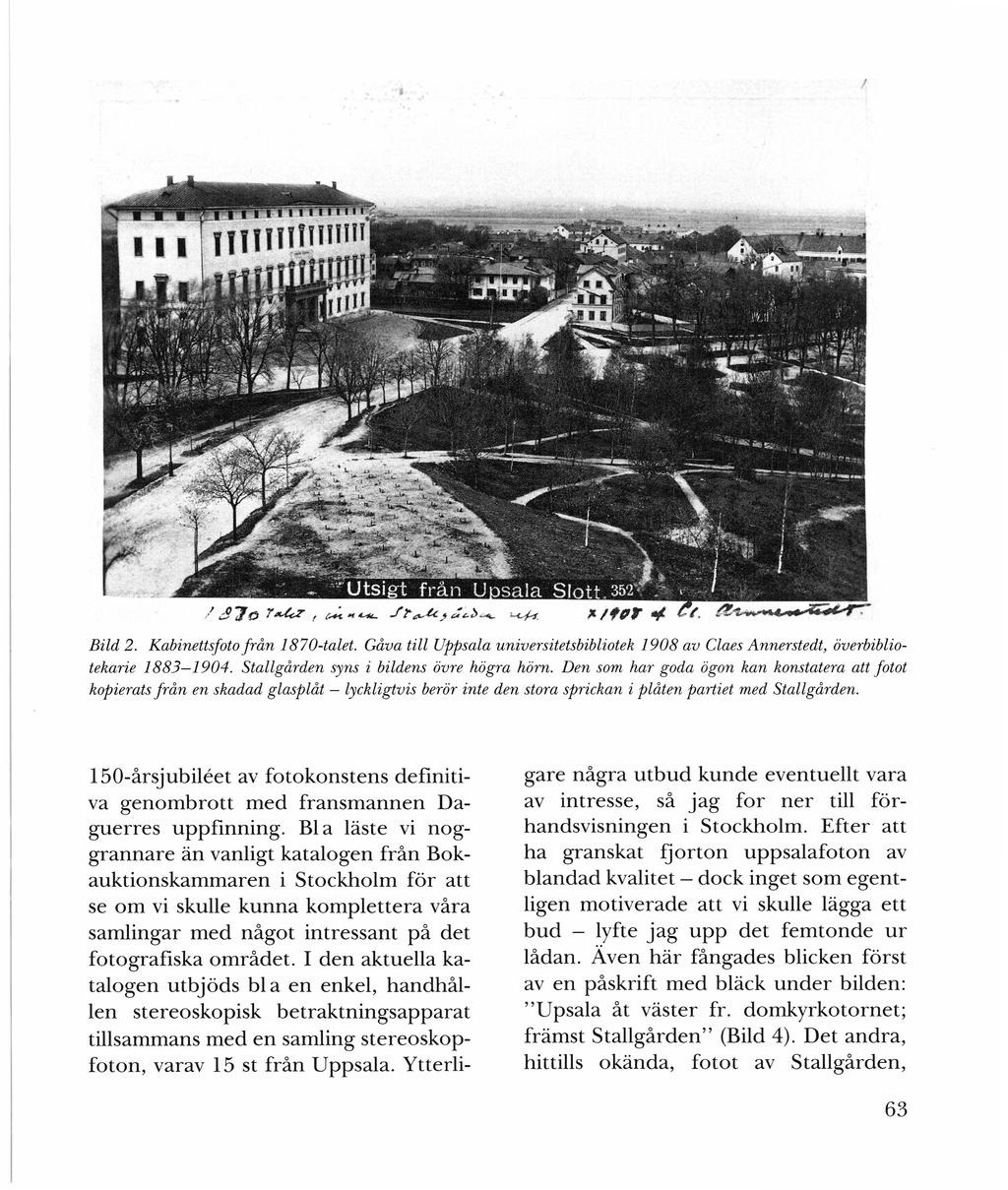 I Bild 2. Kabinettsfoto från 1870-talet. Gåva till Uppsala universitetsbibliotek 1908 av Claes Annerstedt, överbibliotekarie 1883-1904. Stal/gården syns i bildens övre högra hörn.