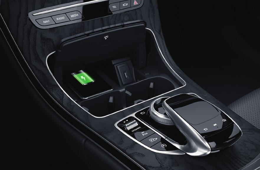 Digital förarplats Med Integrering av smartphone blir din mobiltelefon en del av bilens mediesystem via Apple CarPlay TM och Android Auto så att du bekvämt får tillgång till de viktigaste