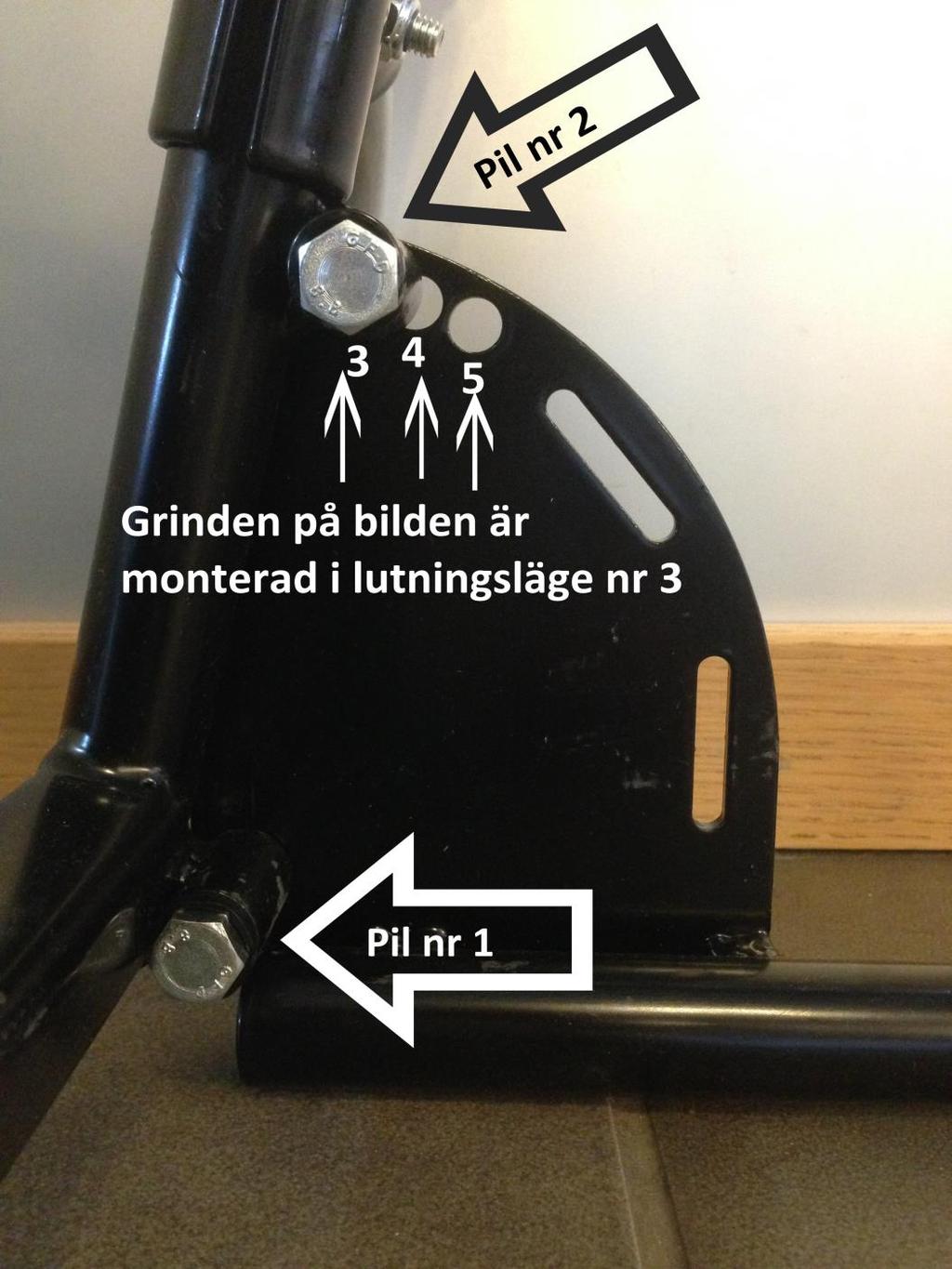 Montera ihop golvenheten med den stående dörrenheten använd skruv M8x40 både till den nedre och övre enligt pilar. Bilden visar golvramen ihopmonterad med den stående enhetens från insidan.