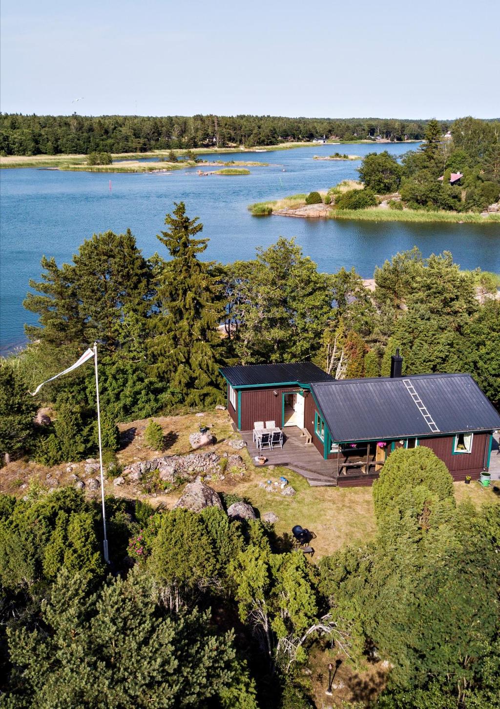 ritidsbostad på egen ö vid Björsboda, Föglö Mycket välskött fritidsbostad med gäststuga