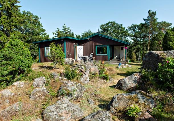 FRITIDSBOSTAD Stugan har ett vackert läge uppe på en höjd mitt på holmen om 2 800 m². Läget gör att man har nära till strand i alla riktningar, som närmast ca 20 m.