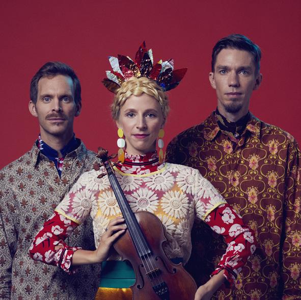 FOLKMIX LENA JONSSON TRIO ANTILOP-POLSKOR OCH GLADA PINGVINER Lena Jonsson är för många av oss i länet en välkänd fiolspelman.