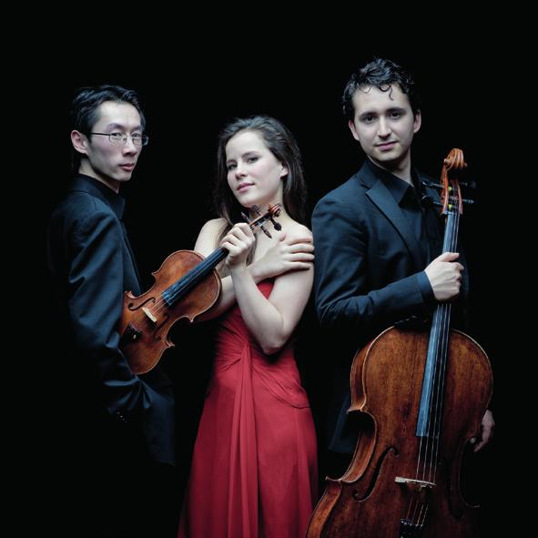 KAMMARSERIEN AMATIS PIANO TRIO (NL) PRISVINNANDE PIANOTRIO Redan tre veckor efter att den bildats vann Amatis Piano Trio publikens pris vid en musikfestival i Amsterdam.