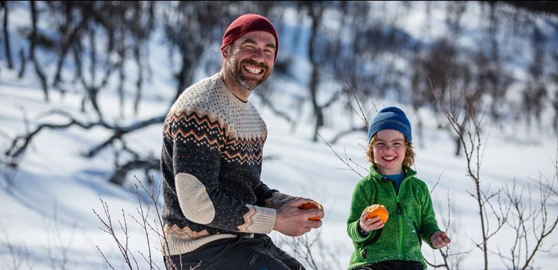 PÅSK I GRÖVELSJÖFJÄLLEN Påsklovet är en av vinterns höjdpunkter i fjällen! Njut av skidåkning och utomhusbus i värmande vårsol tillsammans med familjen. Dagarna är långa och ljusa.