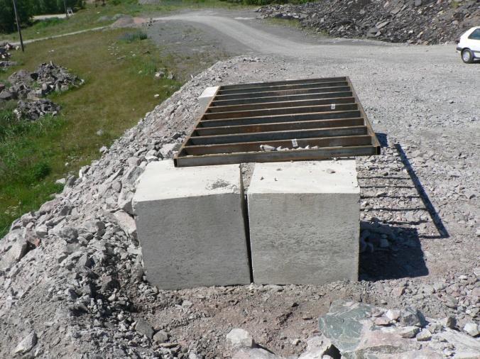 Uppföljning av kvalitet på sprängning inom bergentreprenaden vid SKB:s Äspölaboratorium Bergmassorna som används vid lakförsöken siktas med en hjälp av ett svetsad galler med c/c röravstånd på 300