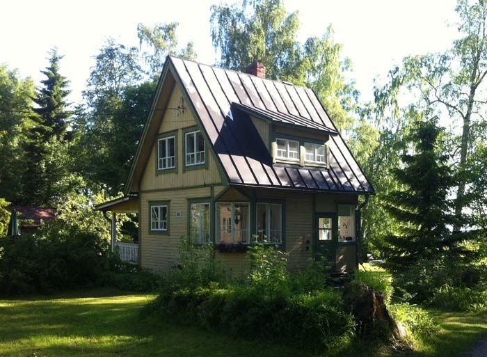 Bild 4. Strandvägen 82. (RNr 7:31) Stugan är byggd 1937 med spirverk. Taket har blivit bytt.