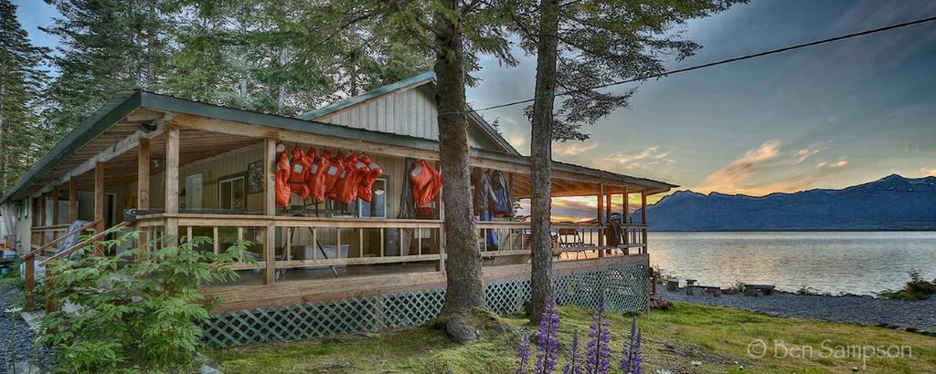 RavencroA Lodge Lodgen ligger på Alaskas sydkust och det finns inga vanliga vägar som leder Vll RavencroH. Du kan enbart ta dig hit med anvngen båt eller sjöflygplan.
