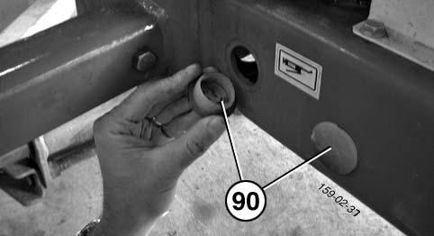UNDERHÅLL mörjställen På maskinen finns symboler fastklistrade på olika ställen. Dessa markerar ett eller flera smörjställen. Avlägsna täckskyddet (90). mörj smörjställena enligt smörjschemat.