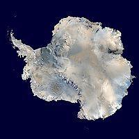 Antarktis Antarktis ligger i söder, vid sydpolen, alltså längst ned på jordklotet. Klimatet är väldigt kallt och torrt eftersom nästan hela Antarktis (98%) är täckt av is.