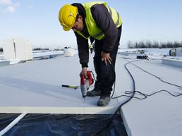 UTHERM Roof BG/Roof BG Tapered PIR isoleringsskiva, behandlad på båda sidor med en gasöppen bitumenglasfleece. 2.