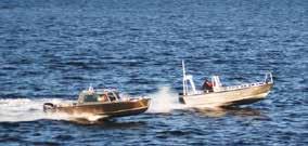 Ett alltför långt och lätt förskepp kastas upp i mötande sjö, varpå båten landar hårt på aktern på nästa våg för att sedan dyka i kommande våg.