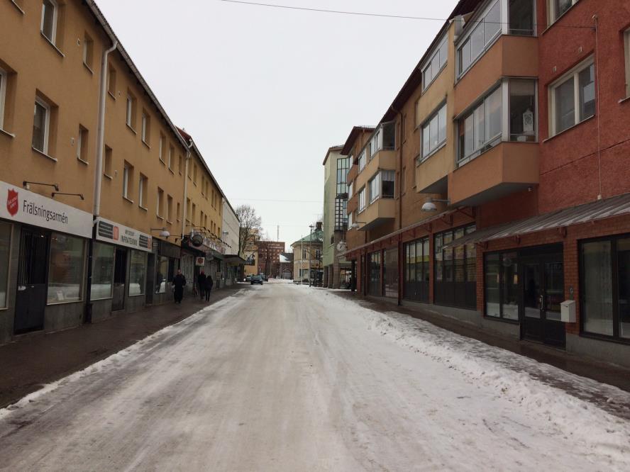 Målaregatan, med fastigheten Tyr 23 till höger i bild. På markplan bedrivs Helixgymnasiet. Våning 2-3 är bostäder.