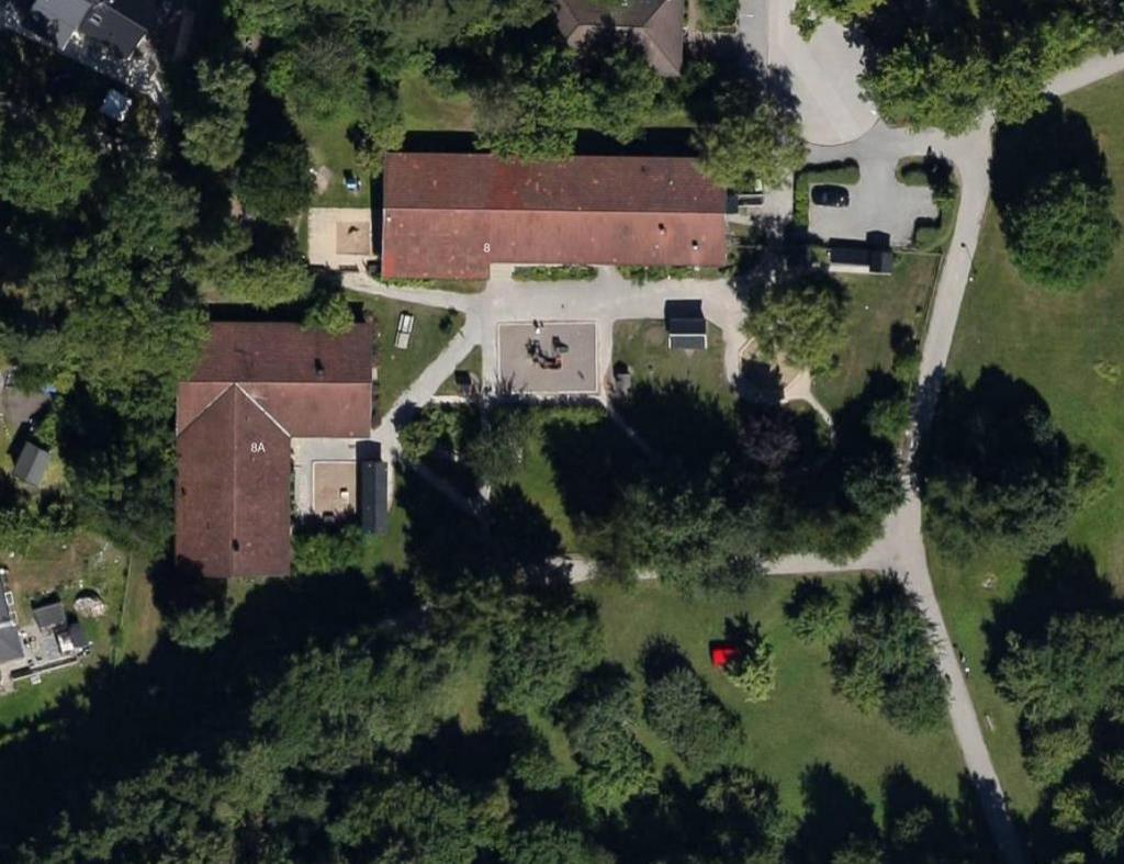 Figur 3-2. Satellitbild över den befintliga markanvändningen inom utredningsområdet. Källa: www.hitta.se. 3.2 Planerad markanvändning Den planerade markanvändningen kommer innebära att de nuvarande byggnaderna rivs och ersätts av en större byggnad i två plan.