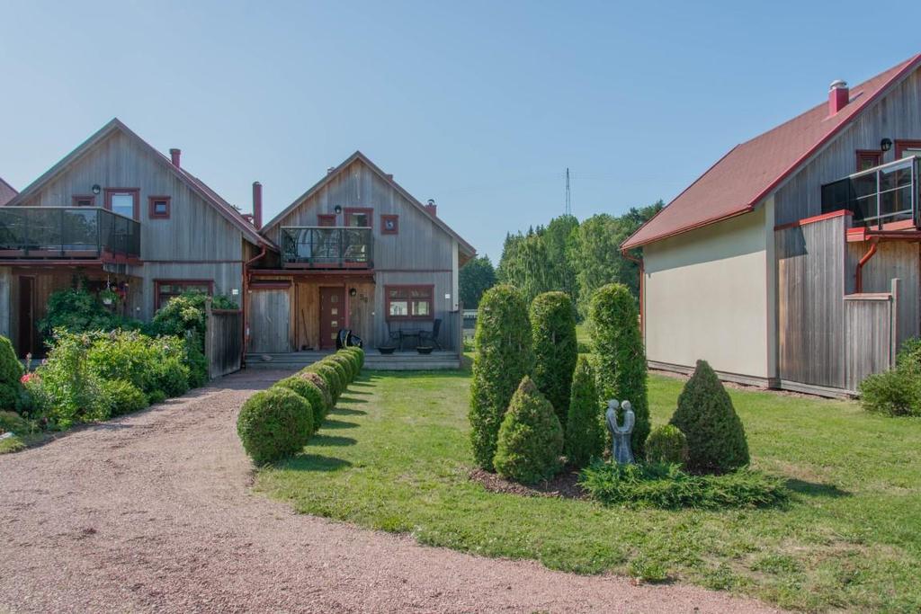 Ålands Golfklubb startades 1983 och har två 18-hålsbanor, Slottsbanan och Kungsbanan, samt en korthålsbana Prinsessan.