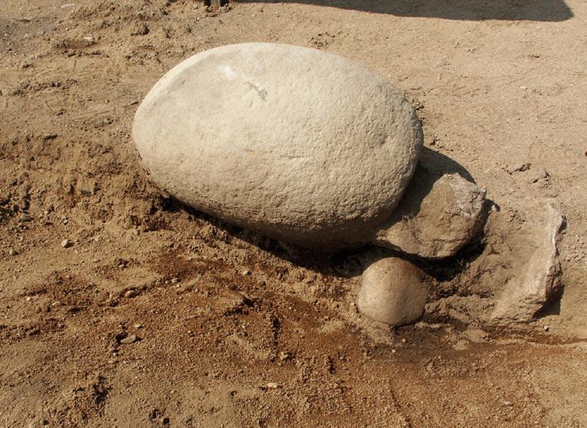 Fig. 30. A11225 en mörkfärgning (grop) med en äggformad sten och ev.