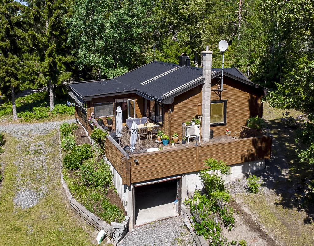 Stor insynsskyddat natur och trädgårdstomt på Vindö Överby (Djurö) Gångavstånd till bad, båt och natur Bebyggt med 1 plans fritidshus 92 m² 4 r o k (vinterbonat) med källare, gästhus 40 m²