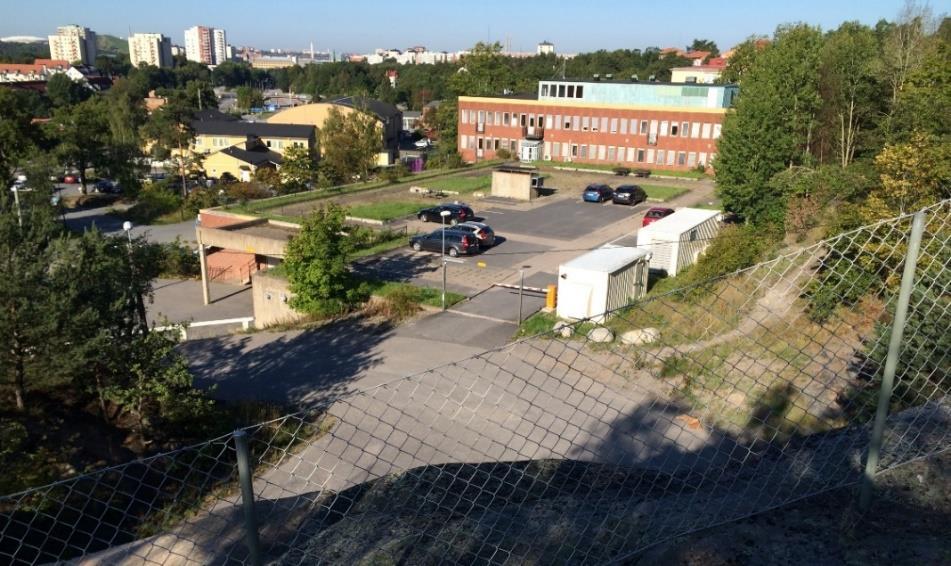 Planbeskrivning för Nya gatan - Elverkshuset 10 (48) Idag ligger Nacka stadshus monumentalt och fritt placerad på Järlahöjden sett från väster.