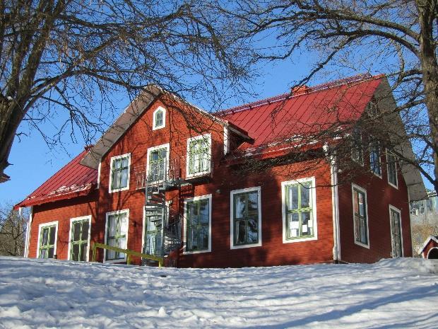 Värmdövägen. I planområdets västra del mot Järla skola finns några stora värdefulla träd (ek, tall och alm).