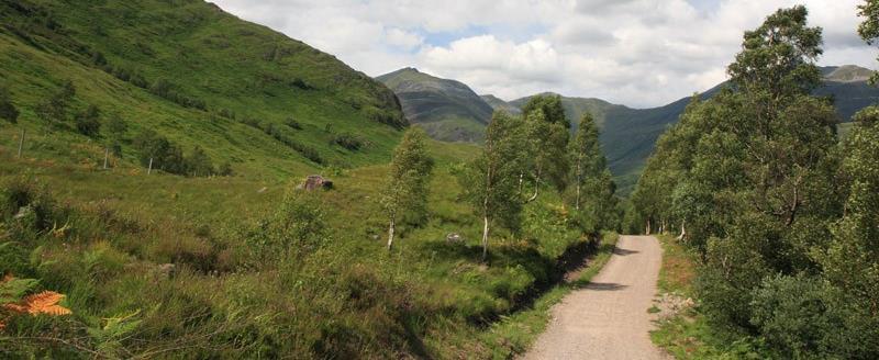 Från Milngavie går den vidare över den stämningsfulla Rannoch myren, genom det dramatiska Glencoe till Ben Nevis dalar vid Fort William.