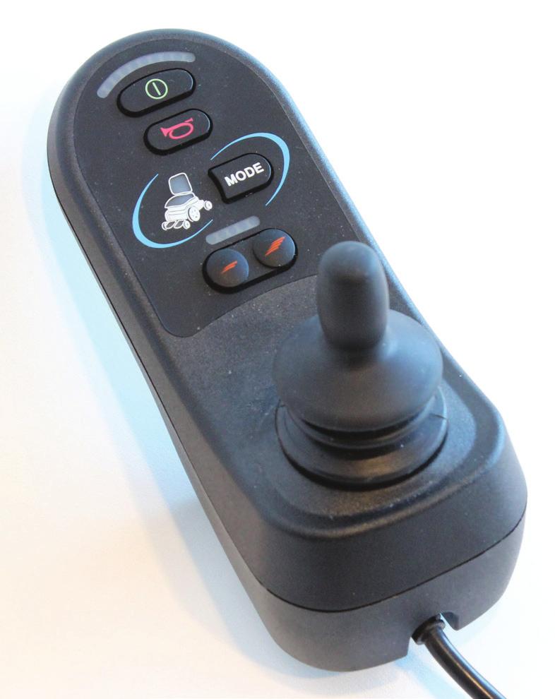 KÖRNING Sätt er så bekvämt som möjligt i stolen och låt den arm ni ska manövrera rullstolen med vila mot armstödet så att handen får ett bekvämt grepp om joystick (5).