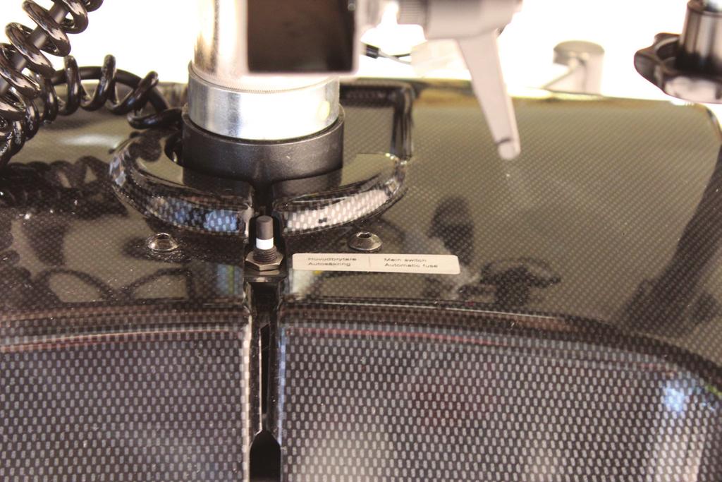 AUTOMATSÄKRING Automatsäkringen är placerad fram mellan kåporna på Miniflex (). Säkringen löser ut om något allvarlig elektrisk fel inträffar på rullstolen.