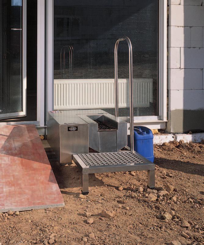 Genom en justerbar pump matas vattnet med rengörings- eller desinfektionsmedel.