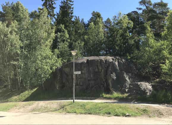 5 Markförhållanden 5.1 Topografi och ytbeskaffenhet Projektområdet ligger på en höjd i omgivande landskap med en dalformad sänka genom området vilken Brolundavägen går igenom.