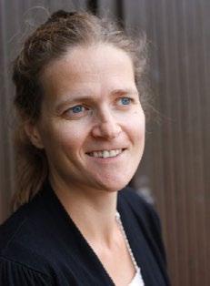 Susann Simolin är journalist (fil. kand) och statsvetare (fil. mag.). Hon har arbetat som journalist på Göteborgs-Posten och är sedan 2008 informationsansvarig vid Ålands fredsinstitut.