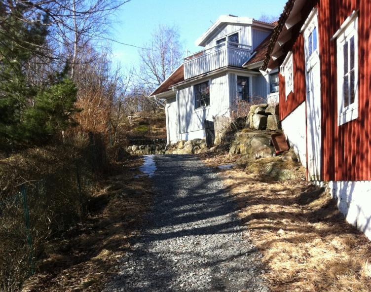 (tillhörande fastighet 4:187), samt en byggnad (fastighet 4:171) med tillhörande stengärdesgård.