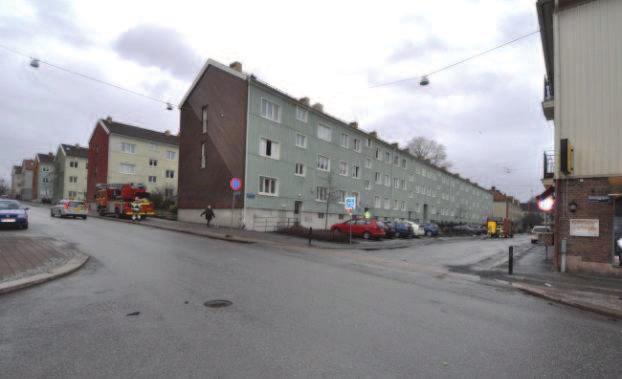 (Bild 1) Bild 1. Röd ring i kartbilden visar var berört område ligger i Göteborg. Karta Eniro. Lägenheten på berörd adress var en hyresrätt. Fastigheten hade tre bebodda våningsplan och källare.