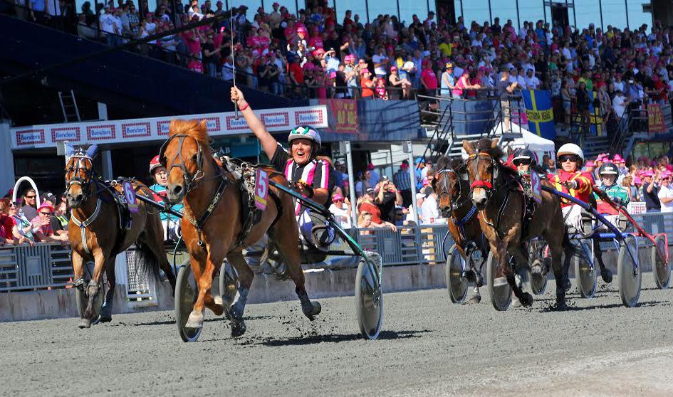 Foto; Tom Jönehag Grattis till segern i Lilla Elitloppet, Fantom med Pebbles Höglind i sulkyn.
