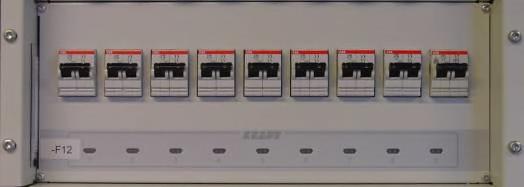 Genom att lossa alla säkringar i battericentralen samt slå från nätbrytaren kan skåpet göras helt spänningslöst, bortsett från själva batterierna, skenan i battericentralen och eventuellt