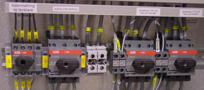Anvisning för avbrottsfri omkoppling till alternativnät: 1. Utgångsläge: Förbikopplaren (vid pilen) står i läge 1 (Normal), indikeringslampor visar Växelriktare i växelriktardrift.