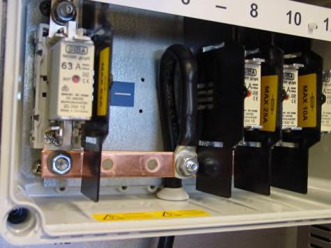 Mät spänningen i battericentralen och kontrollera att polspänning och polaritet stämmer.