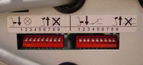 Det lösgör ett handtag som vinklas nedåt för att sedan kunna dra ut modulen från sin plats. Omvänt installeras en modul genom att försiktigt skjuta in modulen på plats och trycka den ända in i botten.