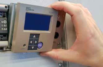 I/O-enhetens kontaktdon är pluggbara, d v s de kan lossas för bättre åtkomlighet vid installation. Här ansluts sladd för mätning, utgående larm, m.m. För mer information om dessa anslutningar, se Manual för övervakningsenhet PCM2.