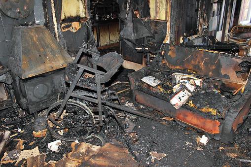 7:3. Brandskador invändigt: I vardagsrummet bort mot köksutrymmet syns brandskadorna