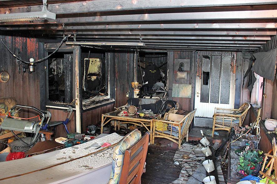 Köket likt stora delar av uterummet har väggbeklädnad av trä, vilket understödjer brand till skillnad mot vad gips skulle ha gjort.