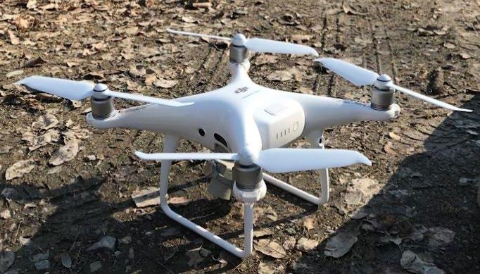 3.3 Planering och genomförande av UAS-flygning I den här studien användes en Phantom 4 Pro V2.0. Det är en quadrokopter vilket betyder att den har fyra rotorer (figur 3a).