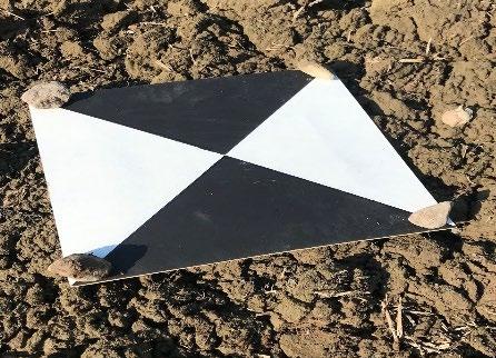 a b Figur 6. (a) Målad flygsignal på masonitskiva. (b) Sprayad flygsignal på asfalt. 3.6 Bearbetning och kontroll av UAS-data 3.6.1 Photoscan På data från UAS-flygningen togs höjder fram genom fotogrammetri i Agisoft Photoscan.