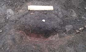 A 1010 Sotfläck, rund, 0,4 meter i diameter och 0,09 meter djup. Fyllning av homogen svartbrun sotig och något grusig sand med inslag av kol och skärvig sten. Fyllning påminner om A 1030.