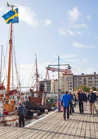 TEMA NÄRA VATTEN BADA MITT I STAN STORA HAMNKANALEN Stora Hamnkanalen har länge varit en plats för möten mitt i FLER BAD I STADEN staden, där båtar lagt till och handel pågått.
