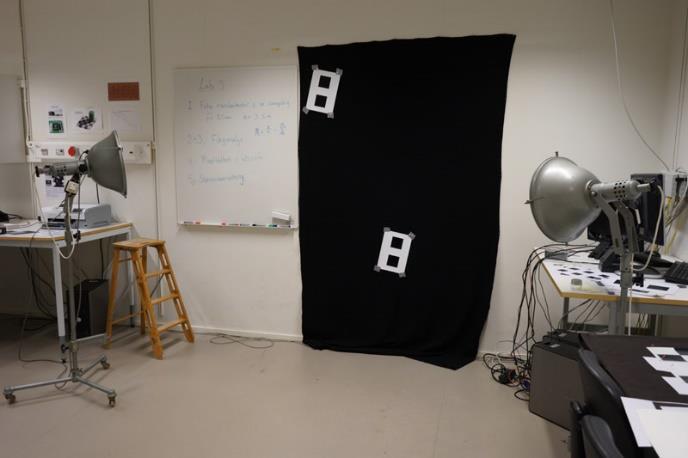 8ZA (listpris 9700:-). Zoomen användes vid f = 50 mm. Fotograferingen utfördes i en fotoateljé med en uppställning som framgår av bilderna nedan. Två 500 W fotolampor med en färgtemperatur på ca.
