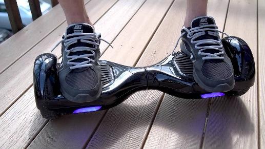 Faktadel Brandobjekt Enligt den drabbade har en så kallad hoverboard varit involverad i branden. Händelsen har ägt rum i ett sovrum på övervåningen i en fristående villa som ligger i ett villaområde.