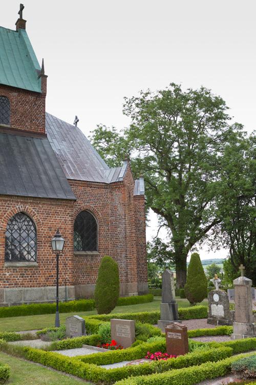 Kring byn finns gott om natur och strövområden, till exempel kring Häckebergasjön och i naturreservaten Romeleåsen