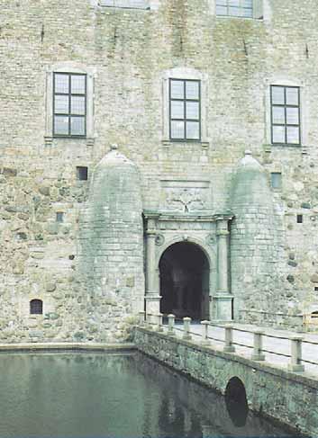 Kalkstenen till ytterväggarna hämtades från Alvastra kloster.