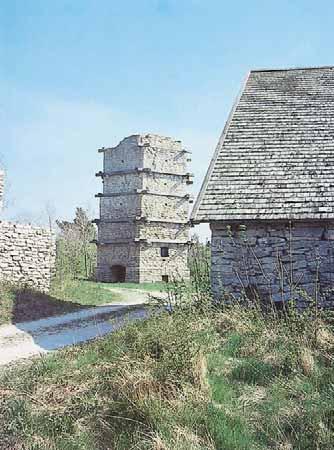 IBarläst på Gotland står alltjämt en gammal kalkstensugn från 1700-talet.
